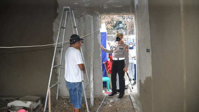 Kakorlantas Polri Irjen Pol Firman Shantyabudi menyambangi korban kebakaran di Simprug, Kebayoran Lama, Jakarta Selatan. Foto: Korlantas Polri