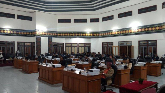 Keterangan foto: Situasi paripurna berlangsung pada, Selasa (20/09/2022) malam.  Foto:Engkos Pahing.
