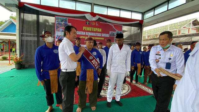 Kakanwil berfoto bersama WBP penerima