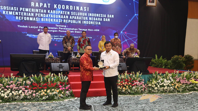 Ketua umum APKASI (Asosiasi Pemerintah Kabupaten Seluruh Indonesia), Sutan Riska Tuanku Kerajaan (kanan) bersama MenPANRB Abdullah Azwar Anas dalam acara Rapat Koordinasi. Foto: Dok. APKASI
