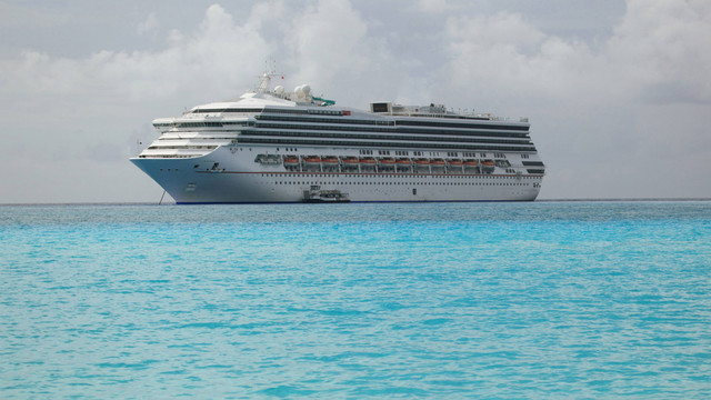 Ilustrasi kapal pesiar yang sedang berlayar. Foto: Julie Flavin Photography/Shutterstock