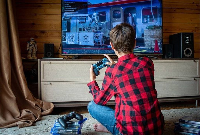 Ilustrasi bermain game PS5. Foto: Pixabay
