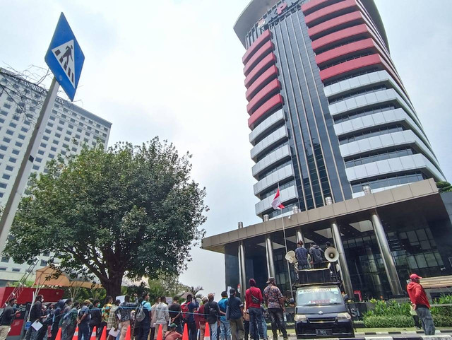 Demo 'Save Lukas Enembe' di depan Gedung Merah Putih KPK, Jakarta, Kamis (22/9/2022). Foto: Hedi/kumparan