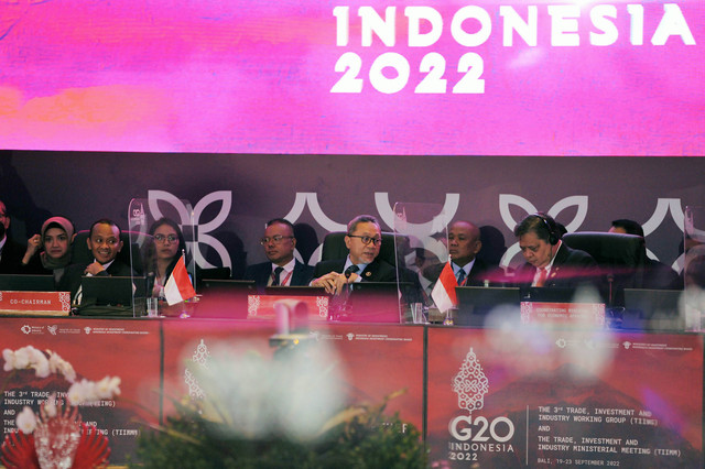 Menteri Perdagangan Zulkifli Hasan bersama Menteri Koordinator Bidang Perekonomian Airlangga Hartarto dan Menteri Investasi/BKPM Bahlil Lahadalia berbincang jelang pertemuan G20 TIIMM di Nusa Dua, Badung, Bali, Kamis (22/9/2022). Foto: Nyoman Hendra Wibowo/ANTARA FOTO