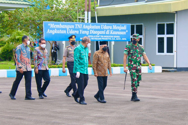 Gubernur Kalbar, Sutarmidji, mengantarkan Wakil Presiden Ma'ruf Amin ke pesawat di Lanud Supadio Pontianak. Foto: Setda Kalbar