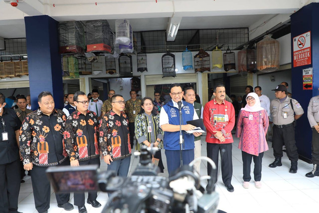 Gubernur DKI Jakarta, Anies Baswedan meninjau langsung pelaksanaan penyaluran pangan murah bersubsidi di Pasar Induk Beras Cipinang, Jakarta Timur, pada Kamis (22/9/2022). Foto: Dok. PPID Jakarta