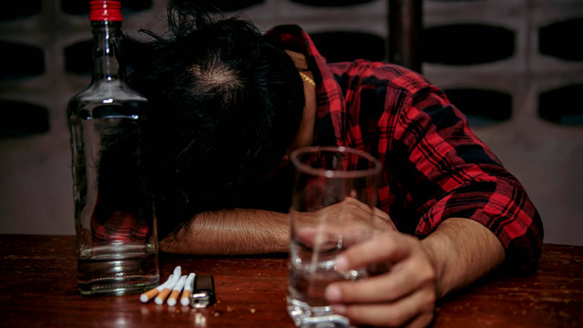 Ilustrasi mengonsumsi miras. Foto: kittirat roekburi/Shutterstock