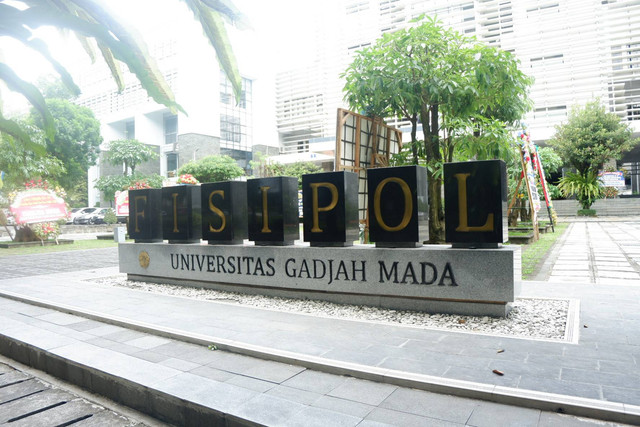 Suasana kampus Fisipol UGM
 Foto: Arfiansyah Panji Purnandaru/kumparan