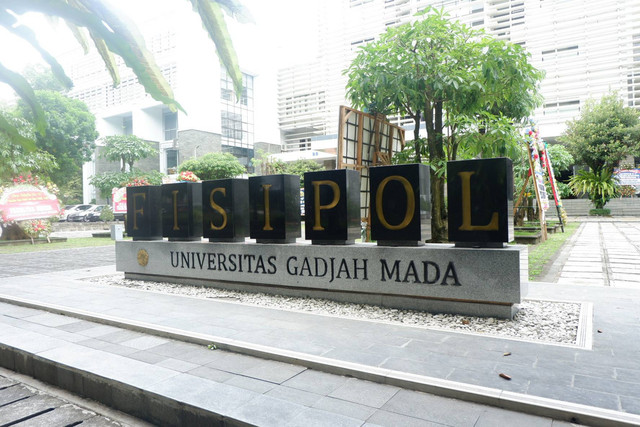 Suasana kampus Fisipol UGM
 Foto: Arfiansyah Panji Purnandaru/kumparan