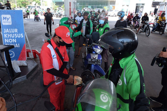Relawan UKM Sahabat Sandi Makassar memberikan bantuan voucher BBM murah ke para ojol di SPBU Racing, Kota Makassar, Sulawesi Selatan, Rabu (22/9/2022). Foto: Dok. Istimewa