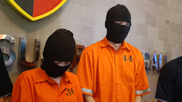 Polisi menangkap pasangan mesum menggunakan pakaian adat Bali di mobil yang sedang melaju. Dok Denita/kumparan