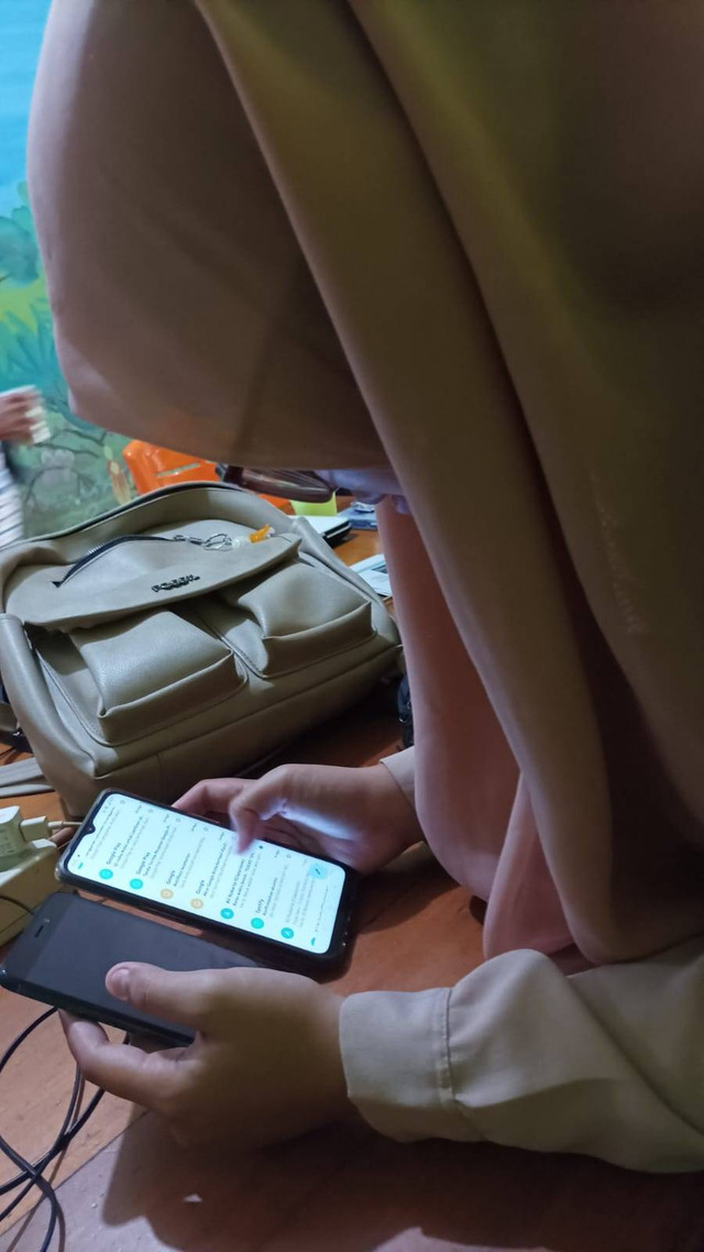 Ilustrasi : Enggan lepas dari gawai (gadget). (Foto : Petrus Kanisius/Yayasan Palung).
