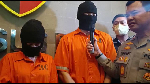 Pasangan mesum berbaju adat Bali di dalam mobil yang melaju minta maaf ke pada publik. Foto: Denita BR Matondang/kumparan