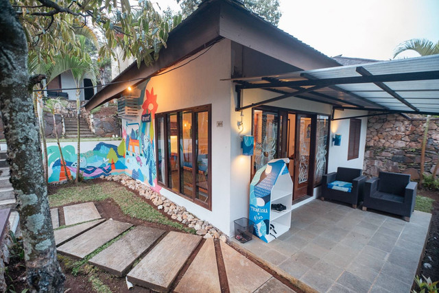 Akomodasi tematik karya Arnis Muhammad di Dago Heuvel Resort Bandung Foto: Dok. Traveloka