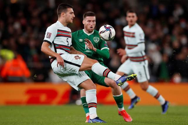 Pemain Portugal Diogo Dalot berusaha melewati pemain Irlandia Matt Doherty pada pertandingan Kualifikasi Piala Dunia 2022 di Stadion Aviva, Dublin, Republik Irlandia.Foto: Paul Childs/REUTERS