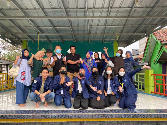 Foto bersama mahasiswa KKN-T Paledang dan masyarakat sekitar (Sumber: Dokumen pribadi)