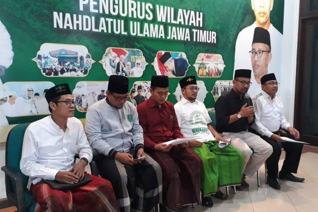 Sekretaris PWNU Jawa Timur, Prof Akh. Muzakki, MAg, Grad.Dip.SEA, M.Phil, Ph.D dan Wakil Ketua PWNU Jatim KH Abdussalam Shohib bersama jajaran Pengurus Wilayah Nahdlatul Ulama (PWNU) Jawa Timur.  Foto: Dok. Media Center PWNU Jatim