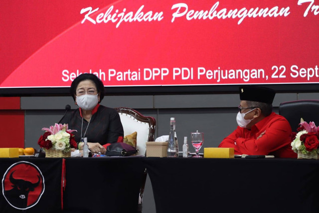 Megawati Soekarnoputri memberi pengarahan kepada para kader partai, Kamis (22/9). Foto: Dok. PDIP