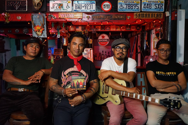 Vokalis John and The Jail Story, John Lano (tengah pakai slayer di leher) bersama formasi lengkap John and The Jail Story saat melayani wawancara Pandangan Jogja @Kumparan, Rabu (21/9) di Yogya. Foto: Widi Erha Pradana
