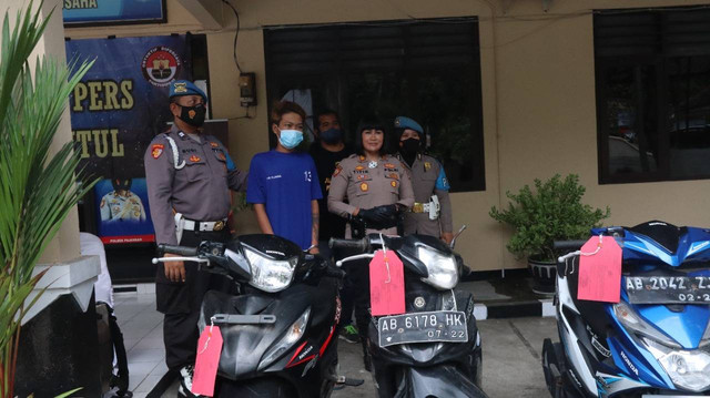 Polisi menunjukkan pelaku pencurian dan barang bukti motor, Kamis (22/9/2022). Foto: Erfanto/Tugu Jogja