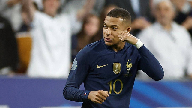 Pemain Prancis Kylian Mbappe merayakan gol pertama mereka saat pertandingan UEFA Nations League Grup A di Stade de France, Saint-Denis, Prancis, Kamis (22/9/2022). Foto: Christian Hartmann/Reuters