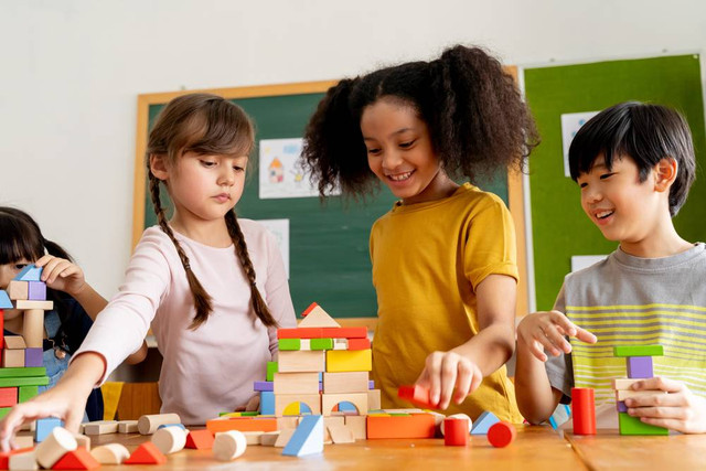 Sekolah inklusi memungkinkan anak berkebutuhan khusus mengenyam pendidikan di sekolah umum. Foto: Shutterstock