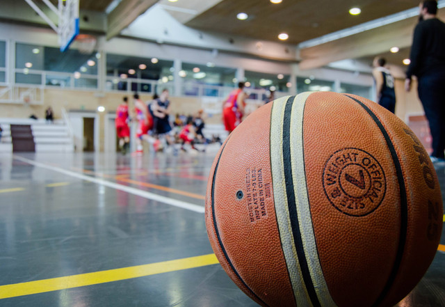 Ilustrasi dalam bola basket, teknik menembak sambil melayang dinamakan Lay Up. Foto: Unsplash