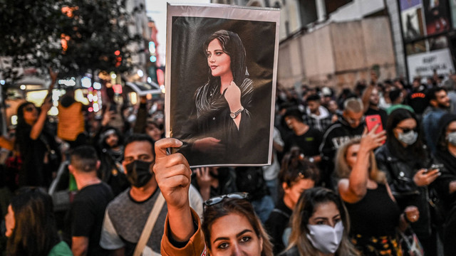 Seorang pengunjuk rasa memegang potret Mahsa Amini selama demonstrasi mendukung Amini, seorang wanita muda Iran yang meninggal setelah ditangkap di Teheran oleh polisi moral Republik Islam, di jalan Istiklal di Istanbul pada 20 September 2022. Foto: Ozan Kose/AFP