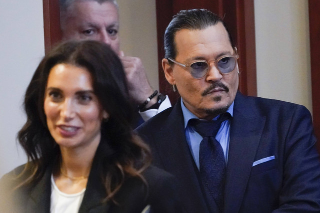 Aktor Johnny Depp tiba di ruang sidang untuk menutup argumen di Fairfax County Circuit Courthouse di Fairfax, Va., Jumat, 27 Mei 2022. Foto: Foto AP/Steve Helber