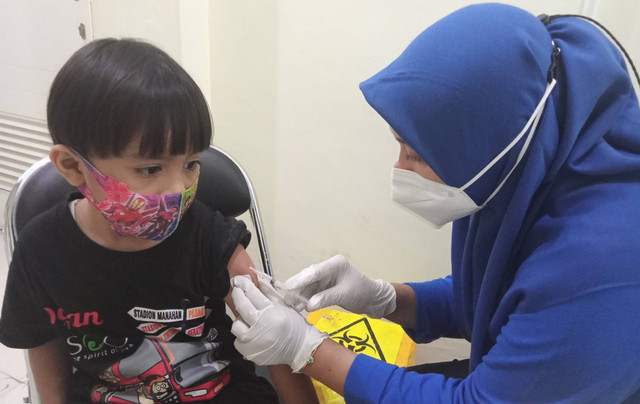 Pelaksanaan Bulan Imunisasi Anak Sekolah (BIAS) di Surabaya. Foto: Masruroh/Basra