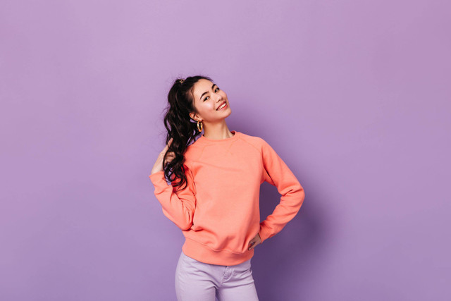 Ilustrasi mengikat rambut dengan gaya kuncir kuda. Foto: Shutterstock