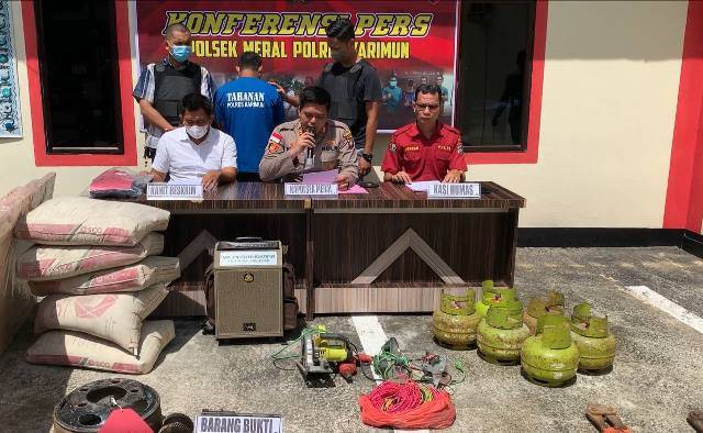 Kapolsek Meral, AKP Brasta Pratama Putra menunjukkan barang bukti hasil curian dari residivis berinisial HI. (Foto: Edo/batamnews)