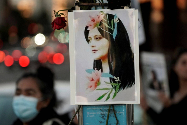 Foto Mahsa Amini di luar Gedung Federal Wilshire Los Angeles, California, AS. Foto: Bing Guan/REUTERS