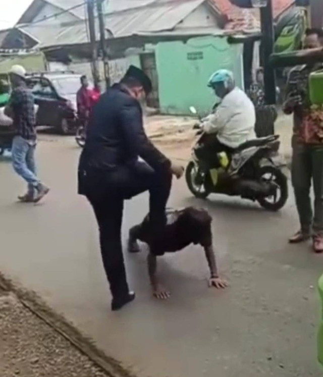 Tangkapan layar Wakil Ketua DPRD Depok, Tajudin Tabri memberikan hukuman push up kepada supir truk dikarenakan menabrak portal, Kamis (23/9/2022)  Foto: Dok. Istimewa