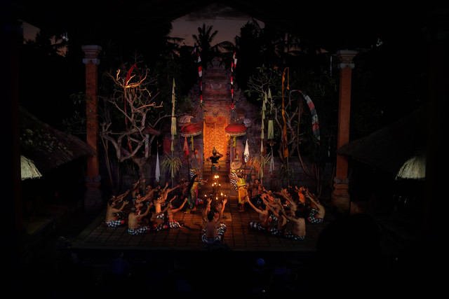 Ilustrasi Perlengkapan Tari disebut Juga Sebagai, Foto Unsplash Aminoz Acid