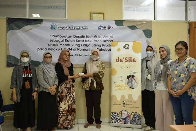 P﻿enyerahan desain branding UMKM (Dokumentasi)