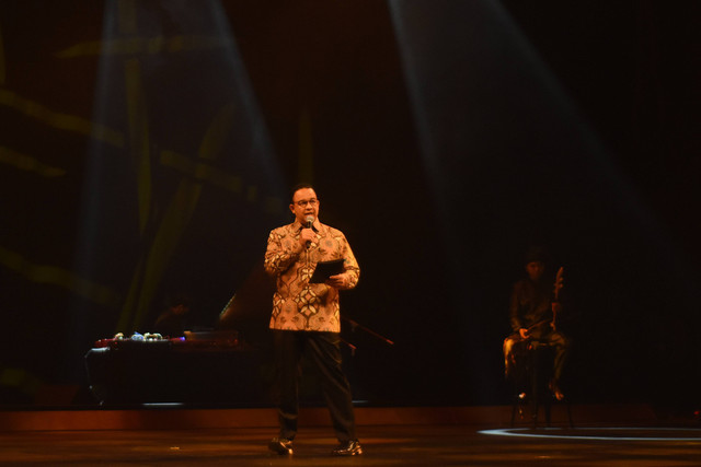 Gubernur DKI Jakarta Anies Baswedan membacakan puisi "Rakyat adalah Sumber Kedaulatan" karya WS Rendra dalam pagelaran perdana di Graha Bhakti Budaya, Pusat Kesenian Jakarta Taman Ismail Marzuki, Jakarta, Jumat (23/9/2022).  Foto: Indrianto Eko Suwarso/ANTARA FOTO