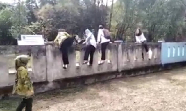 Video yang viral, guru panjat pagar sekolah di Sumsel. (Tangkapan layar Instagram)