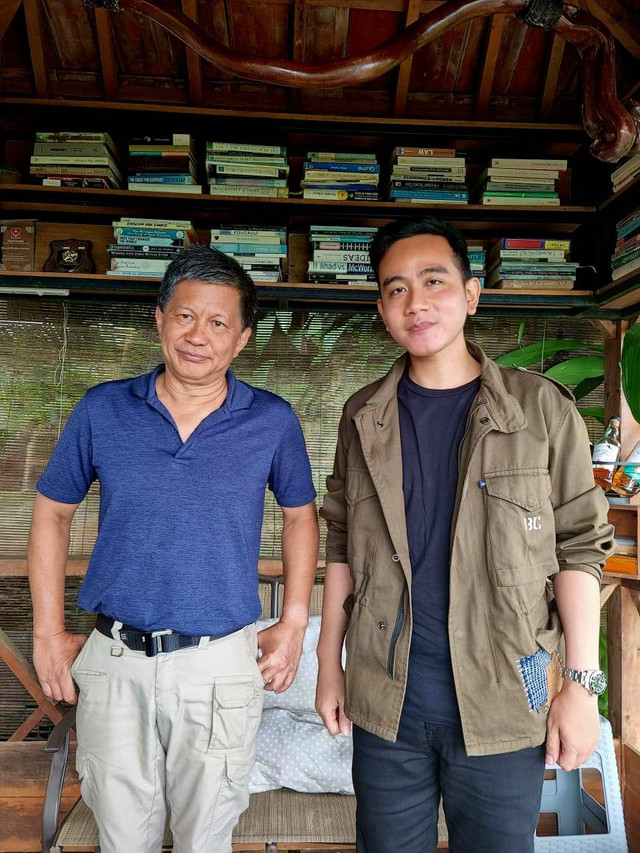 Gibran Rakabuming bertemu dengan Rocky Gerung. Foto: Twitter/@gibran_tweet
