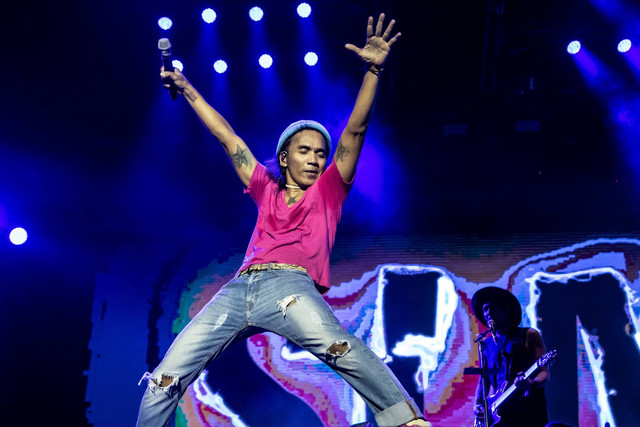 Vokalis grup band Slank Kaka beraksi pada acara "Pestapora 2022" di Gambir Expo Kemayoran, Jakarta, Jumat (23/9/2022). Foto: Muhammad Adimaja/ANTARA FOTO
