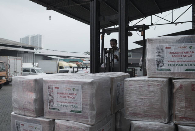 DMC  Dompet Dhuafa mengirimkan 300 paket hygiene kit melalui jaringan Forum Zakat (FOZ), dan Badan Nasional Penanggulangan Bencana (BNPB) untuk segera dibagikan kepada penyintas banjir di Pakistan atas inisiasi Kementerian Koordinator Bidang Pembangunan Manusia dan Kebudayaan Republik Indonesia (Kemenko PMK). (Jumat, 23/09/2022)