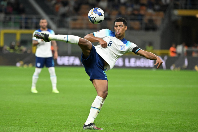 Pemain Inggris Jude Bellingham beraksi saat lawan Italia di Stadion San Siro, Milan, Italia, Jumat (23/9/2022). Foto: Alberto Lingria/REUTERS