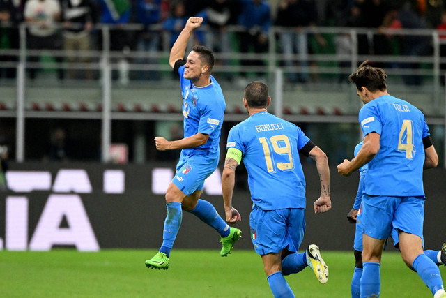 Pemain Italia Giacomo Raspadori merayakan gol pertama mereka saat hadapi Inggris di Stadion San Siro, Milan, Italia, Jumat (23/9/2022). Foto: Alberto Lingria/REUTERS