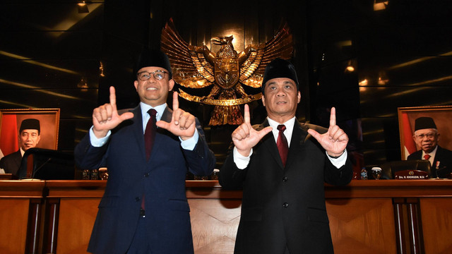 Gubernur DKI Jakarta Anies Baswedan (kiri) dan Wakil Gubernur Ahmad Riza Patria (kanan) berfoto bersama usai menghadiri Rapat Paripurna di Gedung DPRD DKI Jakarta, Selasa (13/9/2022). Foto: Indrianto Eko Suwarso/ANTARA FOTO