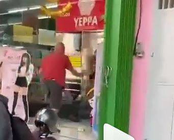 Bule Jerman saat berusaha bersembunyi dari kejaran warga dengan masuk ke toko kosmetik - IST