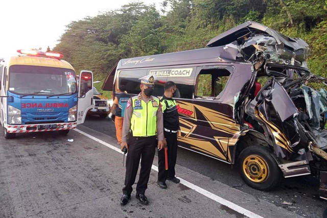 Minibus tabrak truk di Tol Bawen. Foto: Dok. Istimewa