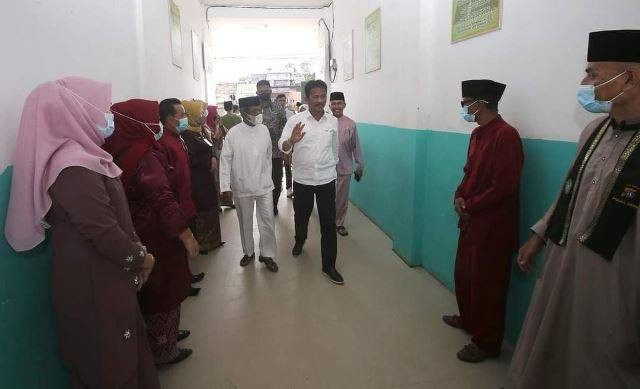 Wali Kota Rudi saat menyambangi Sekolah Dasar Negeri (SDN) 04 Lubukbaja, Batam. (Foto: ist)
