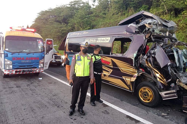 Polisi melalukan olah tkp laka maut di Tol Bawen-Ungaran. Foto: Dok. Istimewa