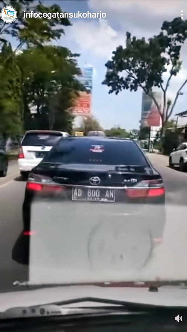 Mobil Toyota Camry menghalangi laju ambulans di Karanganyar. FOTO: Tangkap layar Instagram @infocegatansukoharjo