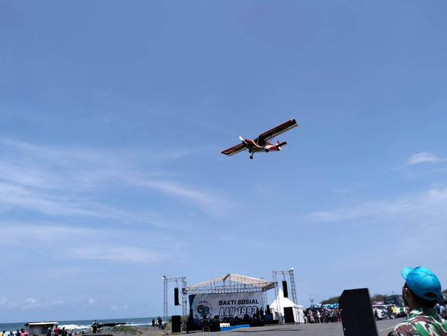 Jogja Air Show di Pantai Depok yang kenalkan aero wisata pada warga Jogja, Sabtu (24/9/2022). Foto: Erfanto/Tugu Jogja